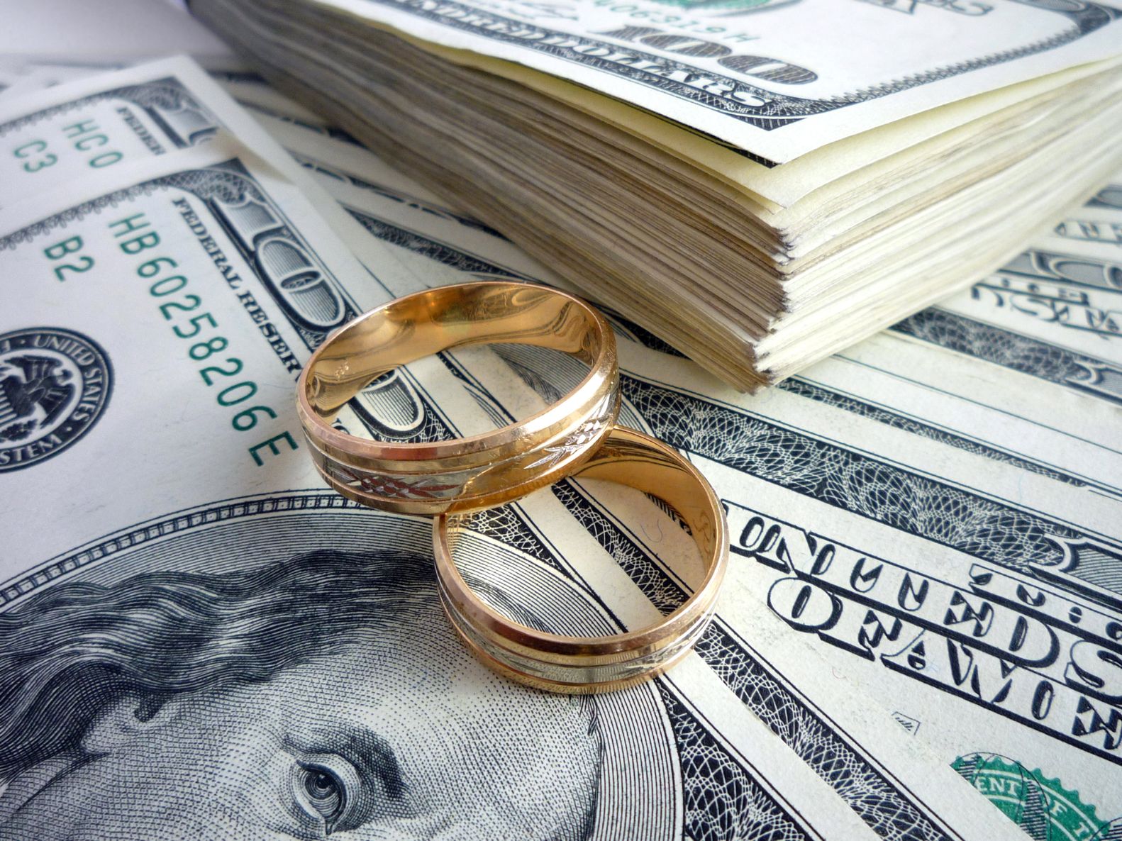 За брак дают деньги. Кольцо и деньги. Обручальные кольца и деньги. Любовь к деньгам. Брак и деньги.