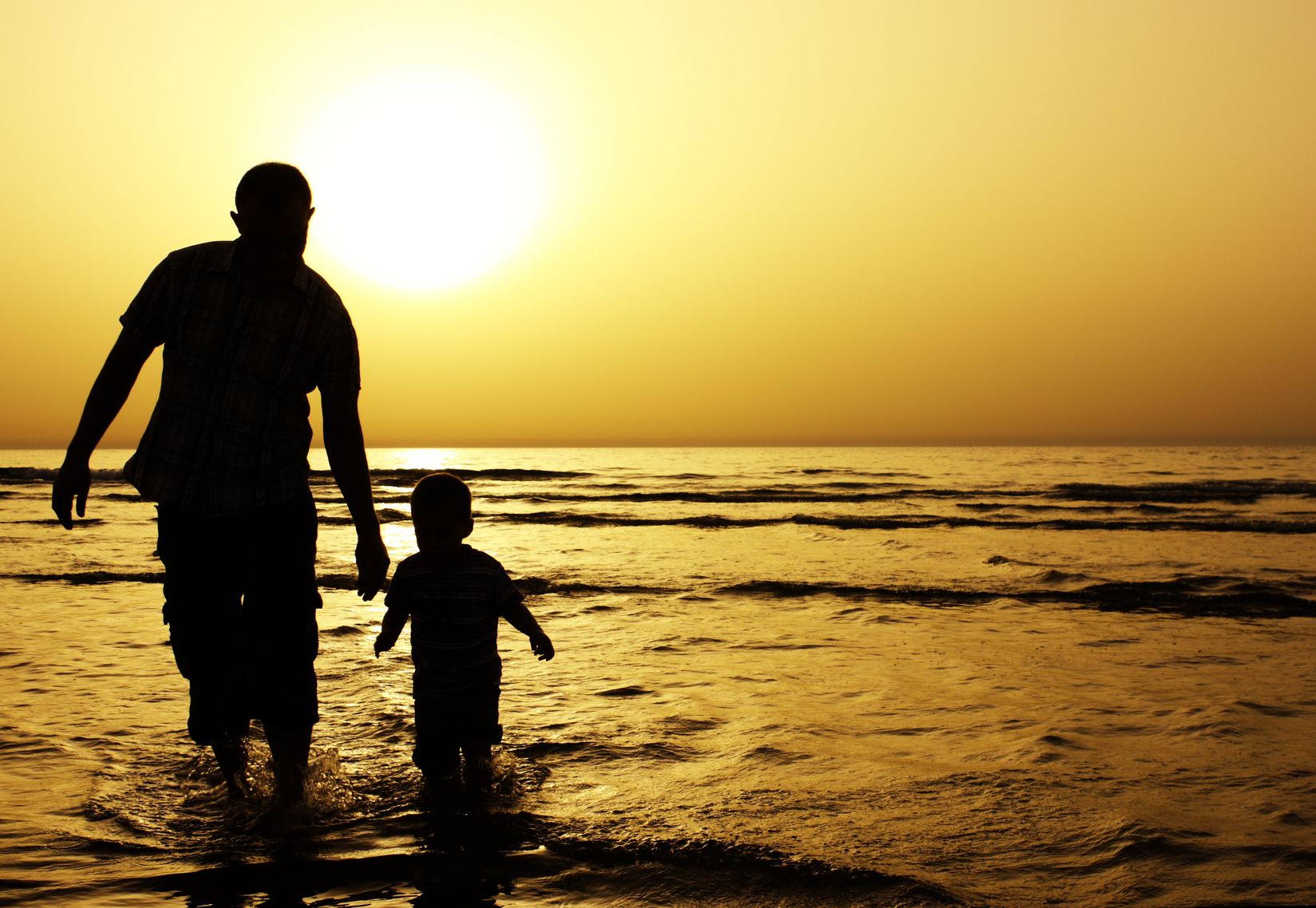 Dad teach. Отец. Отец и сын со спины. Отец с ребенком на закате. Отец с сыном на берегу моря.
